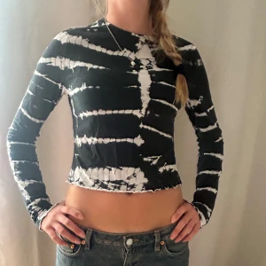 Topp - Säljer denna jätte snygga topp från weekday storlek M men är kortare skulle säga att den passar en S säljer för 200!