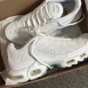 Vita Nike sneakers - Säljer ett par vita Nike sneakers i nyskick. De har en snygg och modern design med snörning och en bekväm sula. Perfekta för både vardag och träning! Inte använda endast provade inomhus! Köpte på Nikes egna hemsida för 2400, pris går att diskutera 