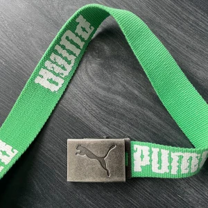 Grön Puma bälte - Snyggt Puma bälte 🔥🔥 Längd: 120 cm, bredd 4cm 💯 Skriv ifall ni har fler frågor🫡
