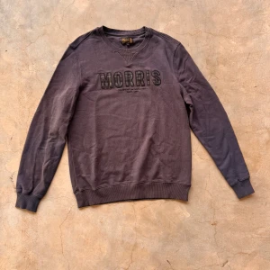 Morris tröja  - En fet Morris tröja i storlek M🤩🎉 Tröjan är i mycket fint skick🤩🥳🤑 tröjan är i färgen mörkblå🎉🤑Säljer den för endast 350kr!!🤑🤑💸💸 Vid minsta fundering så är det bara att kontakta mig!!🥳🥳🏆🏆🎉🎉