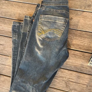 Jeans - Skitsnygga bootcut lågmidjade jeans. De har mönster på bakfickorna och är i bra skick. Tyvärr har de blivit för stora för mig och därför vill jag sälja dem. Måtten från midjan ned till benet 100 cm och midjemåttet är 39 cm, de är slutsålda. ❤️💗