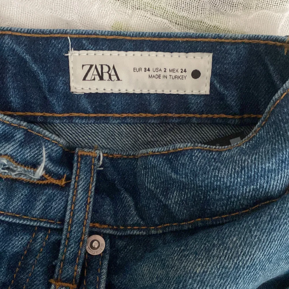 Mycket bra skick, aldrig använt dem. Köpte dem på Zara och kände redan då att dem var för långa och tänkte att jag skulle sy upp dem men gjorde aldrig det. Storlek 34 . Jeans & Byxor.