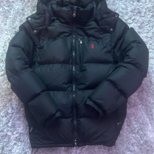 Ralph Lauren Dunjacka Vinterjacka Äkta Med Tags Storlek S - Säljer min Ralph Lauren jacka, den är äkta nypris 4500 från Ralphlauren.eu,  där köptes den kan visa kvitto. För liten för mig så säljer den. Storlek S. Väldigt bra jacka, rekommenderar starkt. BRA SKICK! Har hängt länge utan användning. Mvh 👌👍