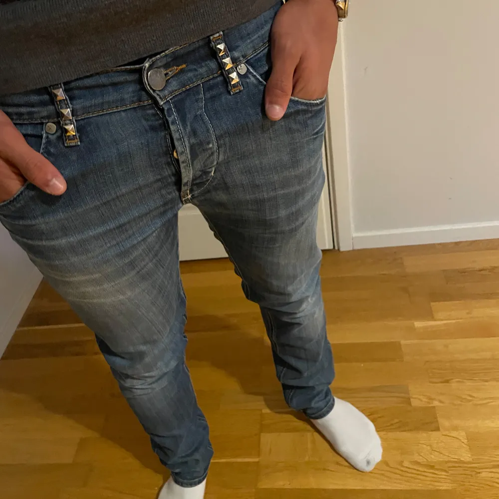 Halloj! Säljer nu dessa unika jeans ifrån dondup med nitar brevid framknappen! Modellen är ca 182cm och väger 74kg och bär storlek 31 i modell Sam (slimfit) Skick: 9/10 | Pris: 899kr Vid fler frågor eller bilder är det bara att skriva!. Farkut & Housut.