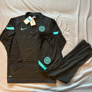 Inter tracksuit - Inter tracksuit, svart och blå, storlek M men passar även L. Säljer pågrund av att den är för stor för mig. Skriv för mer bilder osv…..