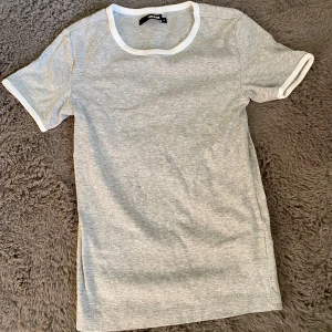 T-shirt - Säljer denna superfina t-shirten från bikbok, den är väldigt stretchig så passar även storlek XS och M. Skriv privat om fler bilder och övriga frågor💕