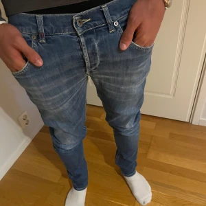 Dondup Ritche - Tjena! Säljer nu dessa Dondup jeans🇮🇹 | Skick: 9/10 | Modellen är ca 182cm och väger 74kg | Storlek 33 i modell Ritche (skinny/slim) Pris: 799kr Vid fler frågor eller bilder är det bara att skriva!  