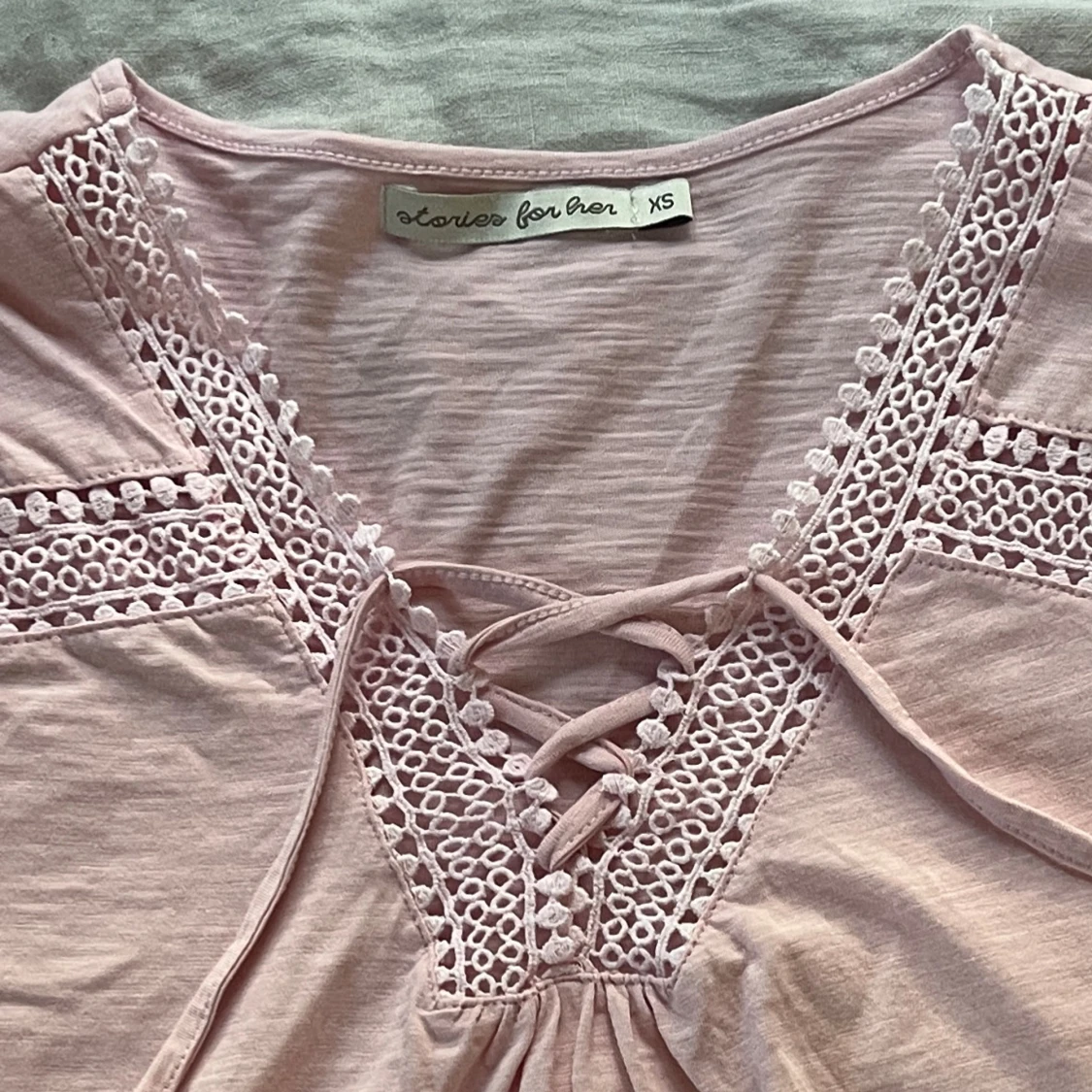 Rosa topp med spetsdetaljer från Lorie for her - 90