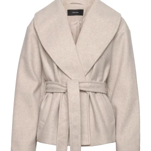 Kort kappa - Säljer denna kappa med bälte, använt 3 gånger endast så den är i gott nytt skick fortfarande!