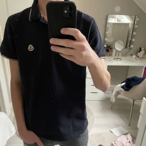 Moncler Pike - Ruskigt snygg pike från Moncler. Absoluta toppskick (9/10), inga defekter och kvitto som tillkommer.  Storleken på piken är L, modellen på bilden är 180 cm. Marinblå färg🌊 Priset är inte hugget och hör gärna av er vid minsta fundering. Allt gott Mvh