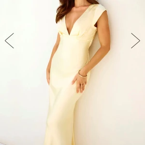 Balklänning, gul  - Den perfekta gula balklänningen, strl XS. Helt oanvänd och beställd från USA. Köpte klänningen i två olika storlekar men det var bara en som passade, därav säljer jag den. Bilderna är tagna från hemsidan - skickar egna bilder på förfrågan. 🤗🤗