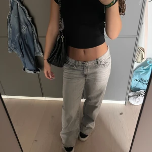 Grå jeans från Gina Tricot - Snygga grå jeans från Perfect Jeans Gina Tricot. De har en rak passform och är lågmidjade, vilket ger en bekväm och stilren look. Perfekta för en avslappnad stil. 💕😊