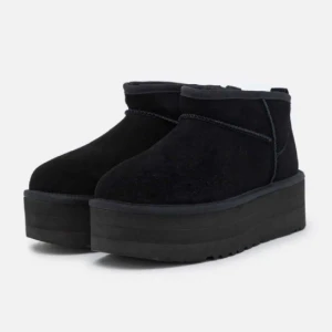 Uggs skor - Aldrig använda, inga defekter, köpta i London i uggsbutiken, kvitto medföljer. Pris diskuteras vid snabb affär!