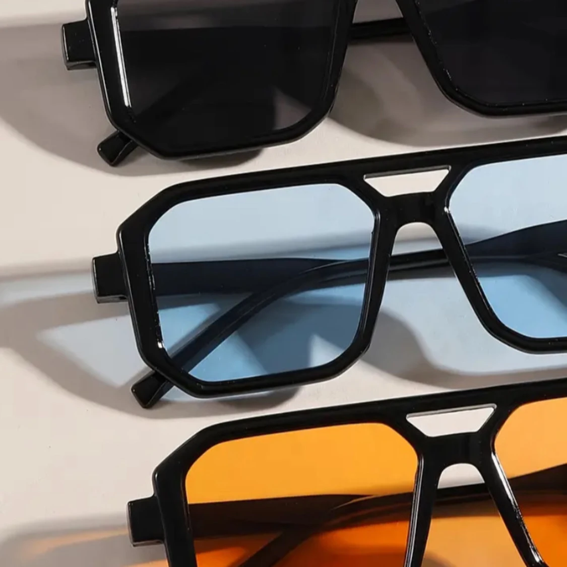 Fyrkantiga solglasögon i tre färger. 70kr st - 2