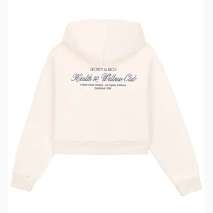 Sporty & Rich hoodie - Säljer en kräm vit hoodie från Sporty & Rich som är använd en gång då den inte riktigt passade mig, den är såå fin men kan tyvär inte använda den:( nypris 2100kr 