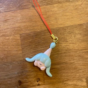 Pokémon Hatenna - Hatenna Pokémon figur, köpt i Tokyo Pokémon Center.