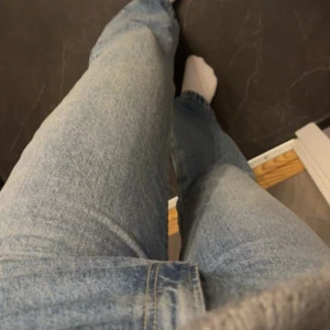 Blå jeansbyxor - Snygga blå jeansbyxor med en klassisk straight passform. De har en hög midja och är perfekta för en avslappnad stil. Byxorna har en enkel design utan extra detaljer, vilket gör dem lätta att matcha med olika outfits.