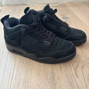 Jordan 4 black cat - Säljer nu mina Jordan 4 black cats i st 44. Skorna är sparsamt använda och är i nyskick, används aldrig längre och vill bli av med dem därav priset. Fler frågor/bilder tveka inte på att skriva!