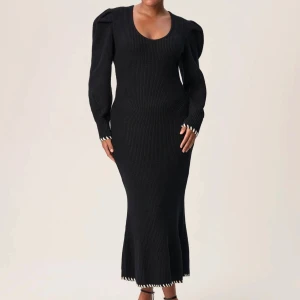 Svart långklänning från Adoore - Långklänning från Adoore i ribbat material. Klänningen är i bra skick. Strl 34. Skickar fler detalj bilder på förfrågan 