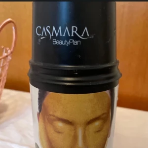 Casmara BeautyPlan Luxury Mask Kit - Lyxig ansiktsmask från Casmara med 24 karats guldstoft, vitaminer och mineraler. Innehåller en revitaliserande kräm och en algbaserad peel-off mask. Perfekt för att återställa hudens naturliga vitalitet och lyster. Kit 2 vitaliserande masker + 1 4 ml ampull.    Helt ny och oöppnad! ( men ingen prislapp på)   Baserat på tång, 24K gulddamm, vitaminer, mineraler och spårämnen. Återupplivar och lyser upp huden intensivt. En sann injektion av vitalitet i ansiktet som lyckas vitalisera och lysa upp