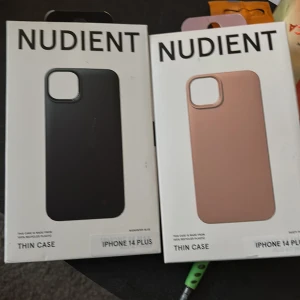 Mobilskal för iPhone 14 Plus från Nudient - Två stilrena mobilskal från Nudient för iPhone 14 Plus. Ett i elegant svart och ett i en mjuk beige nyans. Skalen är tunna och designade för att ge ett bra grepp och skydd utan att öka volymen på telefonen. 15kr st