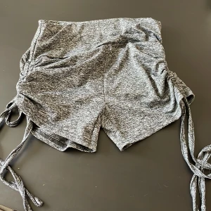 Gymshorts - Gråmeleradr Gymshorts från shein, använda en gång. 80kr