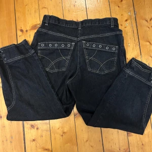 Alt byxor, medelhög midja - Coola alt byxor i jeanstyg, går att ha som low waist om man vill! Passar mig bra som storlek S/M dom är 38 cm tvärs över i linningen, och innerbenet är 60 cm. Viktigt att veta är att de inte går hela vägen ner till mina fötter, stannar lite ovanför mina vrister och jag är 165 cm