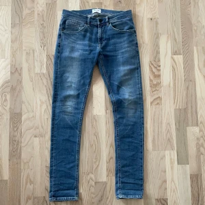 Dondup George Jeans - Säljer dessa sällsynta Dondup George jeansen i storlek 31, men sitter mer som 30! Säljer pga att jag växt ur dom. Sparsamt använda! Vid funderingar är det vara att höra av sig!
