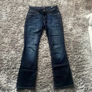 Mörkblå bootcut jeans - Snygga mörkblå bootcut jeans!😚Stretchigt material så passar dig som även har 37-38cm i midjan!        Midjemått rakt över: 36cm, innebenslängd: 74cm