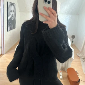 Stickadtröja - Stickad polotröja från Arket i relativt bra skick 