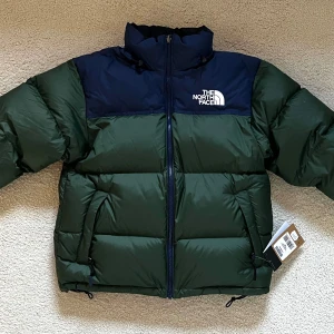 The North Face 1996 Retro Nuptse jacka - Ny TNF dunjacka med prislappen kvar säljes! Grön och blå. 