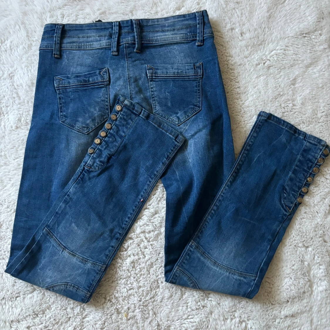 Blå jeans med knappar - 1