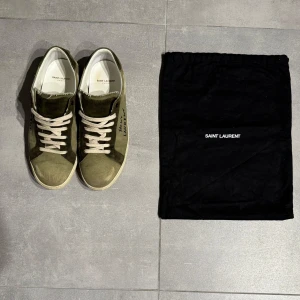 Gröna Saint Laurent skor  - Tjena! Säljer nu dessa unika olivgröna saint Laurent skorna. Skorna är i storlek 43,5 och är i riktigt fint skick! Det med kommer en dustbag! Ny pris över 7200kr mitt pris 3400kr hör av er vid fler frågor eller bilder!! Pris kan diskuteras vid snabb affär!