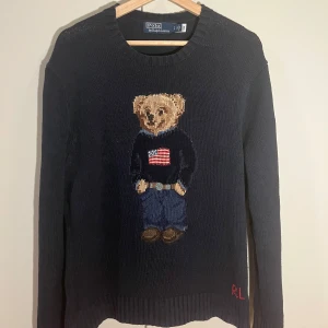 Polo Bear mörkblå stickad tröja från Polo Ralph Lauren - Säljer en mörkblå stickad tröja från Polo Ralph Lauren då den tyvärr blivit för liten. Tröjan är väldigt ovanlig och eftertraktad och passar till det mesta till exempel med en vit skjorta under och med ett par blåa jeans till. Nypris: 7200, Mitt pris köp och budgivning i dm och priset startar på 2000. Skick 8/10. Tröjan är självklart äkta. Vid intresse skicka gärna iväg ett meddelande!