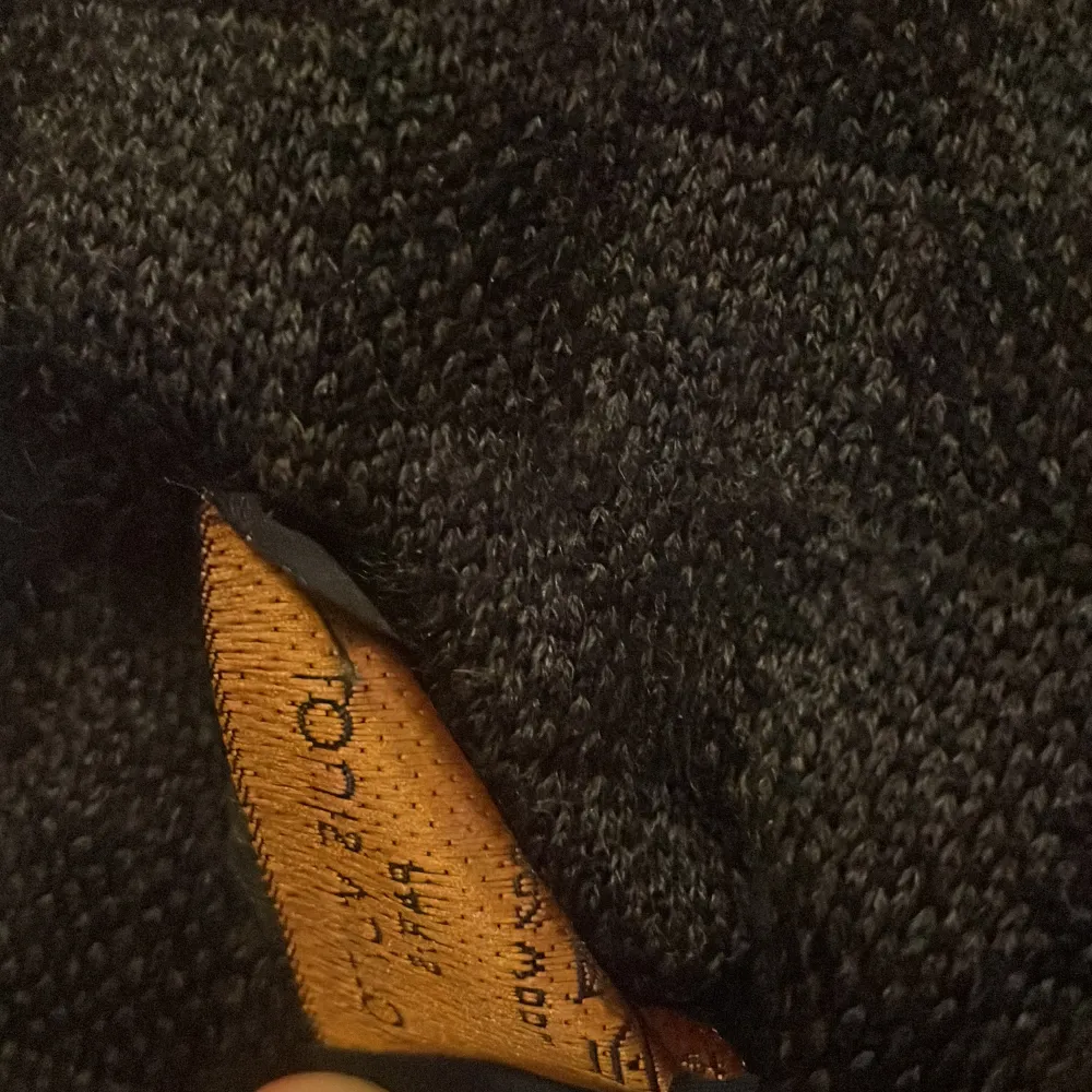 Snygg svart halsduk från Louis Vuitton med ett klassiskt rutigt mönster. Tillverkad i 100% ull vilket gör den både varm och stilren. Perfekt för att ge en lyxig touch till din outfit. Märkeslogga diskret placerad i ena hörnet. Skick 10/10 box och kvitto ingår . Asusteet.