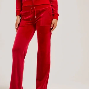 Röda juicy counture  - Säljer mina då det inte används alls längre. Priset kan sänkas vid snabb affär.