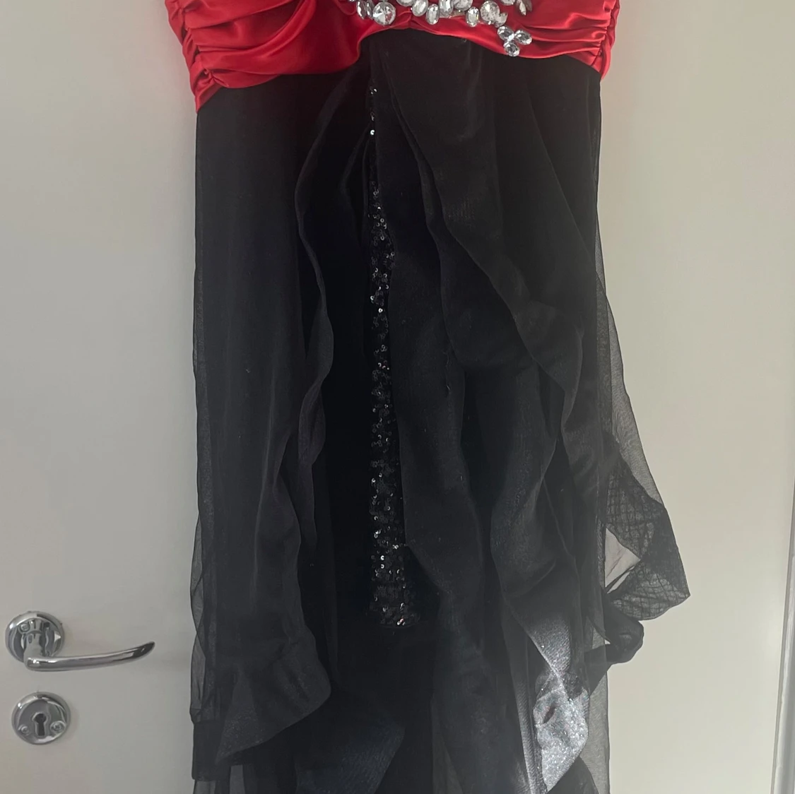 Röd och svart klänning med pärldetaljer