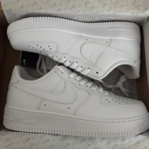 Vita Nike Air Force sneakers - Ett par klassiska vita Nike Air Force i storlek 43. Helt nya oanvända, pris kan diskuteras.