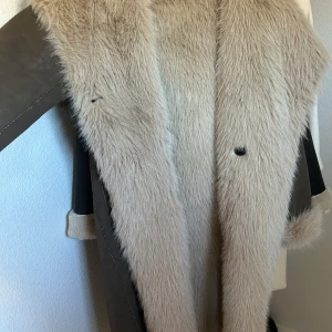 Zara pälsjacka  - Vinter kappa, nästan helt ny. Användes bara några gånger så perfekt skick. Storlek S men passar även M då den är ganska stor i längden. Väldigt varm och perfekt för vinter! Ny pris var 1.500kr tror jag. 
