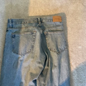 Blå jeans från Weekday - Säljer ett par blå jeans från Weekday i modellen 'Shape Relaxed Straight'. De har en klassisk femficksdesign och är tillverkade i ett slitstarkt denimtyg. Perfekta för en avslappnad stil. Kommer i storlek 29/30