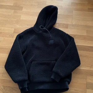Svart fleece hoodie från Gant - Säljer en mysig svart fleece hoodie från gant. E perfekt för en lite kallare dag sen nåt över den. Pris går diskuteras / Byten funkar också
