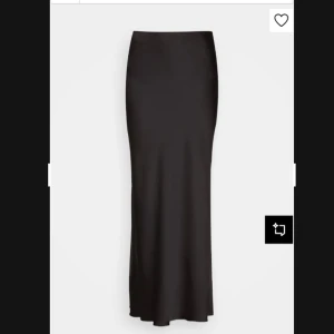 Svart långkjol i satin - Elegant svart långkjol i satin med en slät och glansig yta. Kjolen har en klassisk och tidlös design som passar perfekt för olika tillfällen. Den har en rak passform som ger en smickrande siluett. Den är 78 cm lång och 32 cm rakt över, har dock ett väldigt stretchigt resorband i midjan 