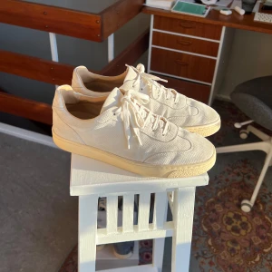 Brunello Cucinelli sneakers - Vita sneakers från Brunello Cucinelli i suede. 7/10 skick (Sulan ser gulare ut på bild än i verkligheten) Nypris 890€ ≈ 10.000 SEK. Inget og ingår. Dm för fler bilder eller funderingar.