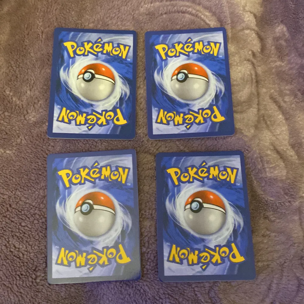 Säljer fyra Pokémonkort med holografisk design. Korten inkluderar Magnezone ex, Gardevoir ex, Banette ex och Miraidon ex. Perfekt för samlare eller Pokémon-entusiaster som vill utöka sin samling med unika och glänsande kort.. Asusteet.