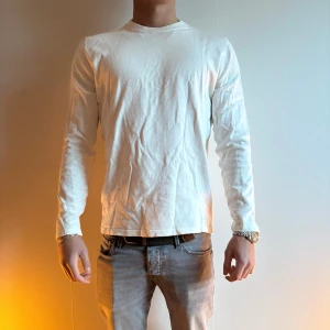 Mango tröja - Säljer en stilren vit tröja. Perfekt för en avslappnad look. Tröjan har en normal passform och är skön att bära till vardags.