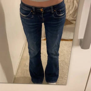 Blå bootcut jeans från LTB - Snygga blå bootcut jeans från LTB med låg midja och slitningar. W26 L30 men är små i midjan så passar mig som vanligtvis har w25. Skriv om ni har några frågor.