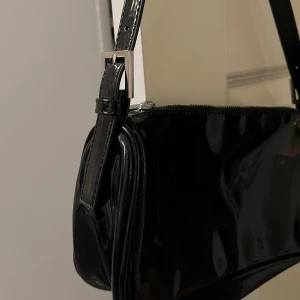 Svart väska  - Svart väska från Gina tricot med silver detaljer, aldrig använd. 