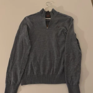 Stickad tröja i merinoull från Morris - Säljer en stilren ljusblå merinoull halv zip från Morris. Säljer pågrund av att den blivit för liten på mig, Den är i storlek Medium, den är knappt använd och i mycket bra skick. Hör av er vi minsta fundering!