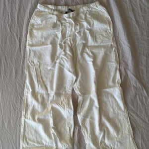 Vita linnebyxor från BikBok - Snygga vita linnebyxor från BikBok i storlek XS. Byxorna har en avslappnad passform med resår i midjan och snörning för extra komfort. Perfekta för varma dagar med sitt lätta och luftiga material. De är uppsydda vid benen lite och passar bra på mig som är 158 skriv för bilder💖