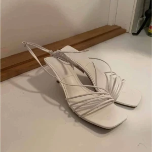 Vita sandaler med klack - Jättesöta vita sandaler med klack som är använda en gång💗klack: 4 cm